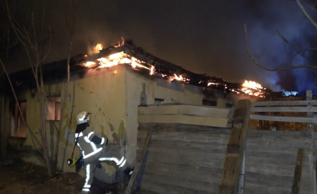 (Özel) Bina yangını mahalleliyi sokağa döktü, sosyal mesafe hiçe sayıldı
