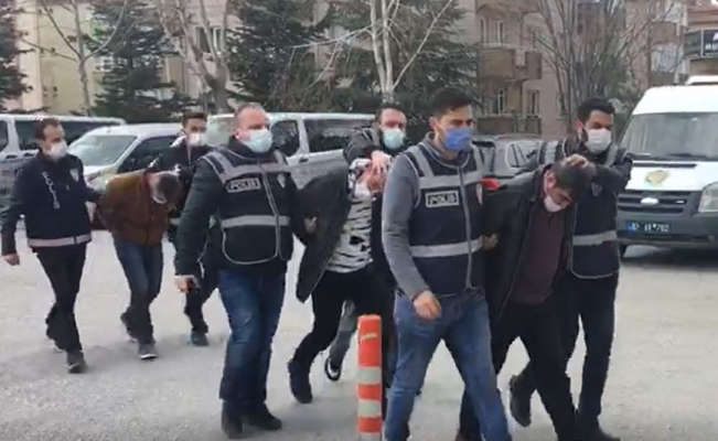 Polis kılığında eve girip 6 parça değerli taşı gasp ettiler