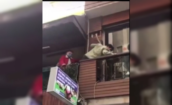 Polisi görünce kafenin balkonundan yan balkona böyle kaçtılar