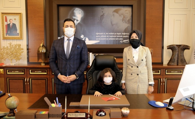 Rektör Kalan koltuğu minik rektörü devretti