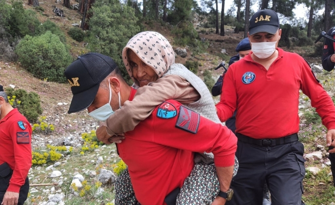 Sahurdan sonra koyun otlatmaya çıkan Alzheimer hastası yaşlı kadın dağda bulundu