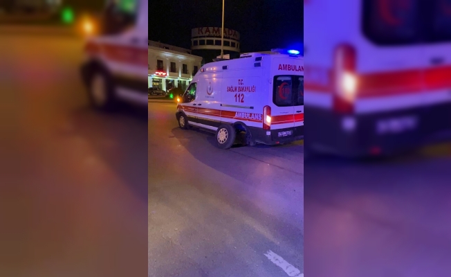 Seyir halindeyken tekeri çıkan ambulans kavşakta mahsur kaldı