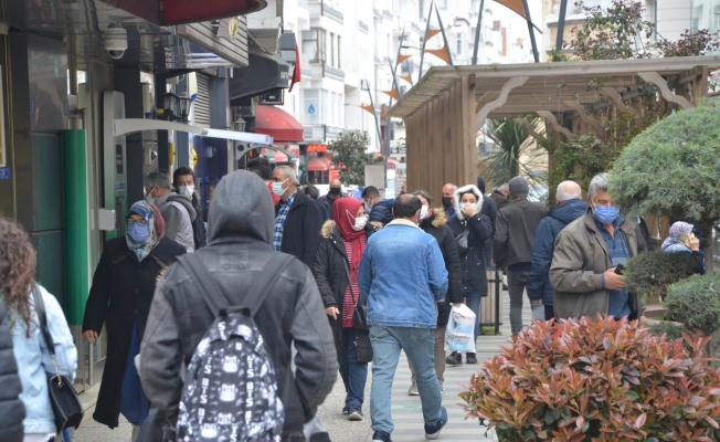 Sinop’ta ana caddelerde korkutan kalabalık