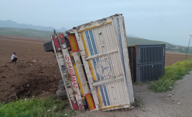 Şırnak’ta konteyner yüklü tır devrildi: 1 yaralı