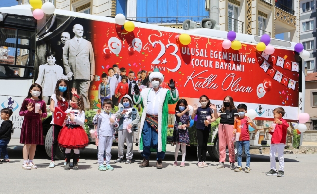 Sivrihisar Belediyesi bayram otobüsüyle çocuklara hediye dağıttı