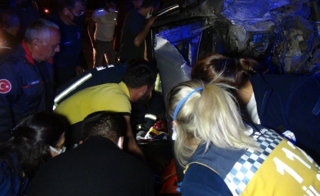 Takla atan otomobilden yaralı kurtuldular