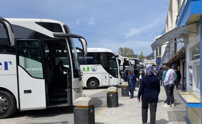 Tam kapanma öncesi otogar yoğunluğu