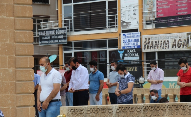 Tam kapanmanın ilk cumasında vatandaşlar cuma namazını camilerde kıldı