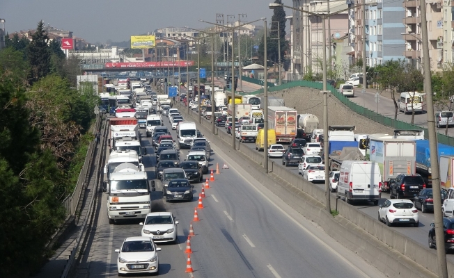 Tam kapanmanın ilk gününde, D100 Karayolu’nda denetim kuyruğu