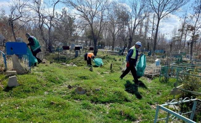 Van’daki mezarlıklarda bahar temizliği