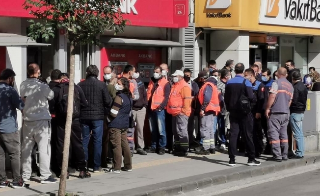 Yalova’da bankalar önünde kuyruklar uzadı...