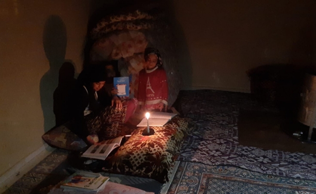 Yeşilli Belediyesinin elektriğini kestiği evde mum ışığında ders çalışan kız: &quot;Bize sahip çıkın&quot;