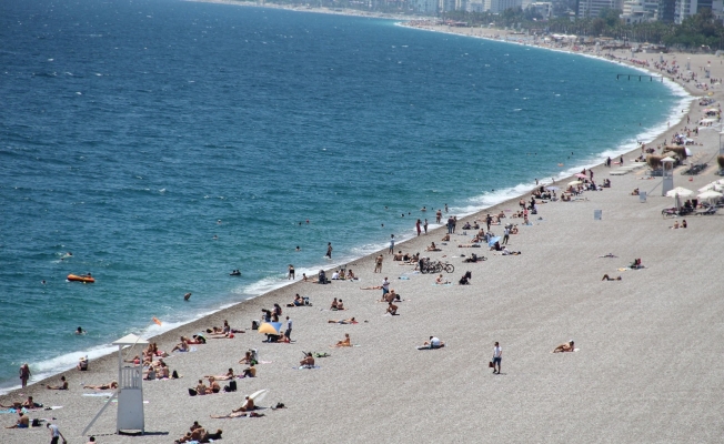 17 günün ardından Antalya sahillerinde maske kuralı unutuldu