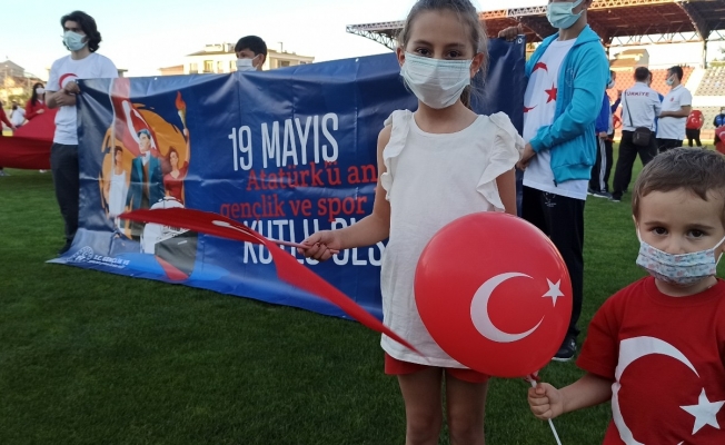 19 Mayıs coşkusunu stadyumda İstiklal Marşını okuyarak yaşadılar