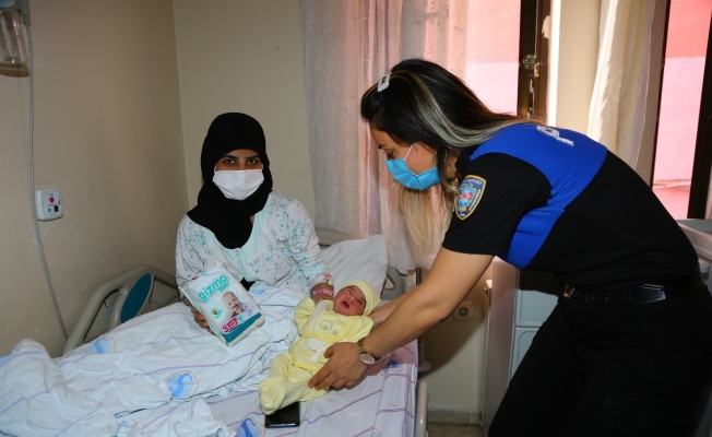 Adana’da polis bebek bezi dağıttı