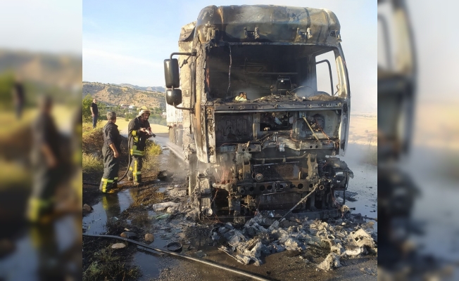 Adıyaman’da yanan tır alev topuna döndü