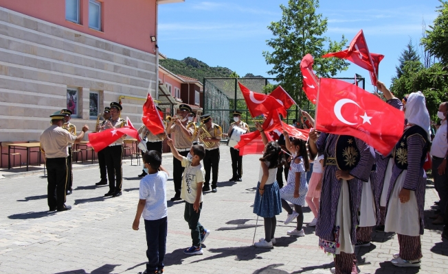 Amasya çocuk yuvasında coşkulu 19 Mayıs kutlaması