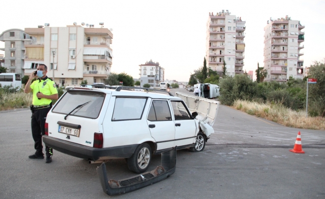 Antalya’da midibüs ile otomobil çarpıştı: 2 yaralı