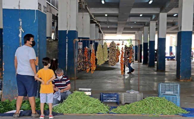 Antalya’da tam kapanmanın ilk pazar alışverişinde şaşırtan görüntü
