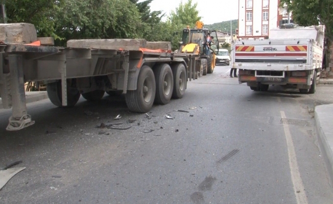 Arnavutköy’de tır ile kamyonet çarpıştı