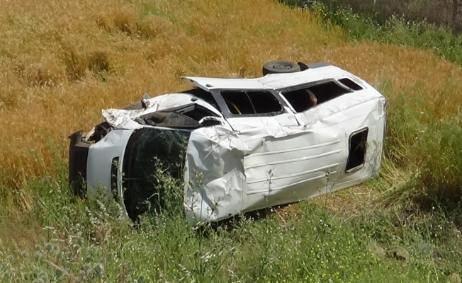 Askerleri taşıyan minibüs devrildi: 3 yaralı