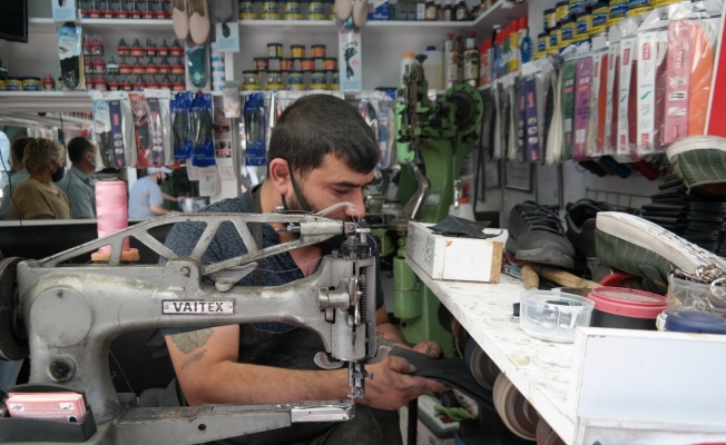 Ayakkabıcı tamircilerinin başını kaşıyacak vakti yok