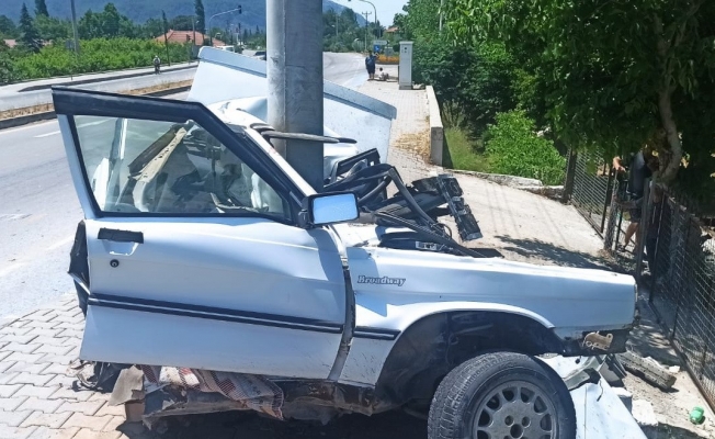 Aydınlatma direğine çarpan otomobildeki 2 kişi yaralandı