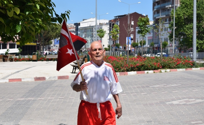 Balkan Şampiyonu Selman dede elinde Türk bayrağıyla koştu