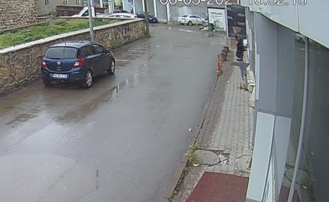 Balkondan sarkan çocuk 1. kattan kaldırıma düştü