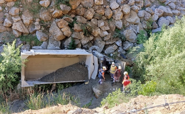 Balya’da maden kamyonu şarampole uçtu: 1 yaralı