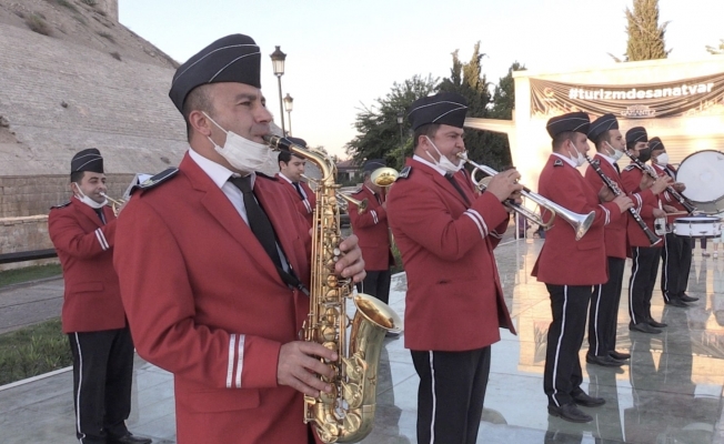 Bando eşliğinde istiklal marşını okudular