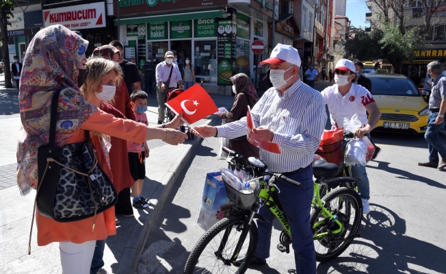 Başkan Başdeğirmen bisiklete bindi, vatandaşlara Türk bayrağı dağıttı