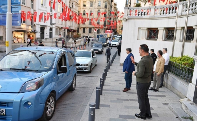 Beyoğlu Belediye Başkanı Yıldız, vatandaşlarla birlikte İstiklal Marşı’nı okudu