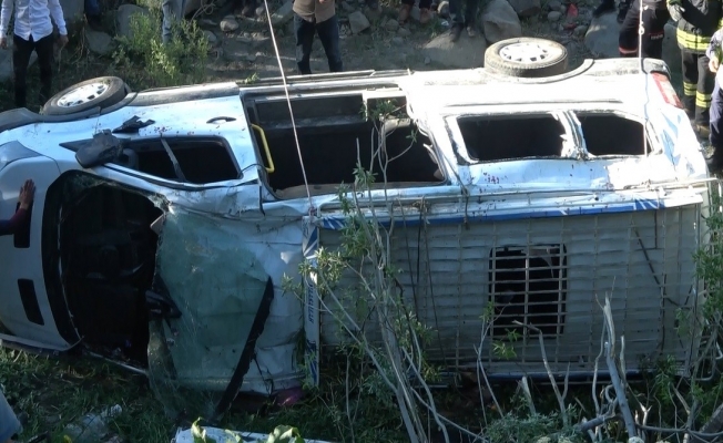 Bingöl’de minibüs şarampole yuvarlandı: 2’si ağır 16 yaralı