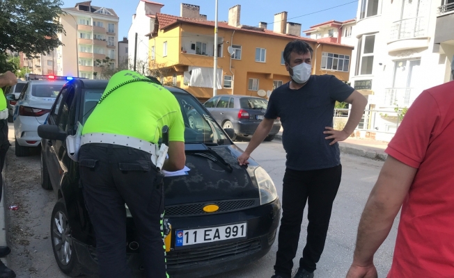 Bu sefer tersi oldu, bisiklet otomobile çarptı