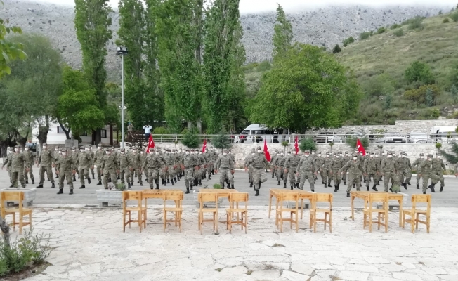 Burdur’da komandolardan harmandalı şöleni