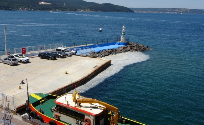 Çanakkale Boğazı’ndaki deniz salyaları şiddetli poyrazla birlikte kısmen dağıldı