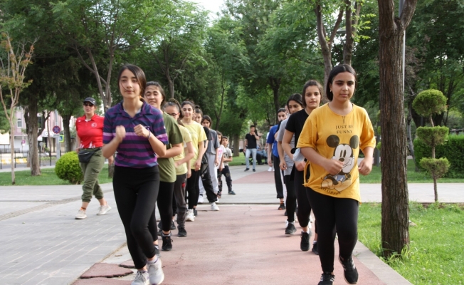 Çocuk parkında şampiyonluğa hazırlanıyorlar