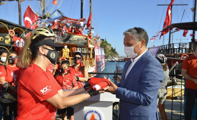 Denizde ve karada İstiklal Marşı okundu