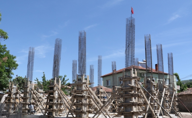 Depremde hasar gördüğü için yıkılan cami yeniden yapılıyor