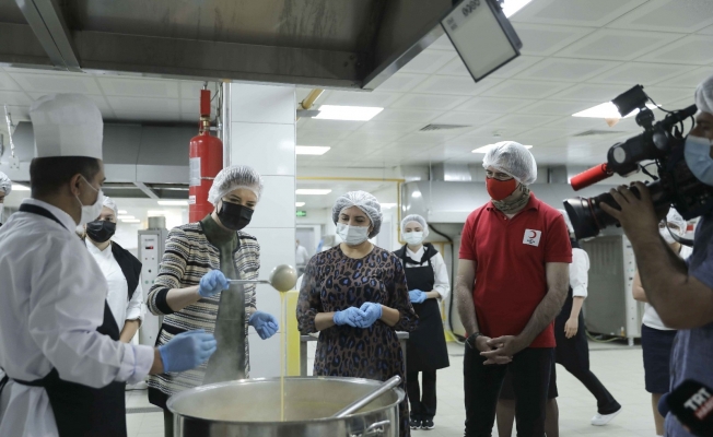 DEÜ, İzmir Valiği ile 500 aileye iftar menüsü hazırladı