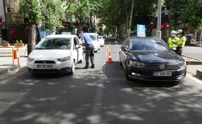 Diyarbakır polisi, kısıtlamada denetimlerini sürdürüyor