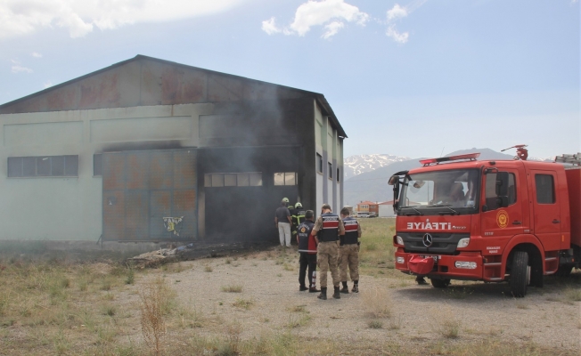 Erzincan’da boş depoda çıkan yangın paniğe sebep oldu