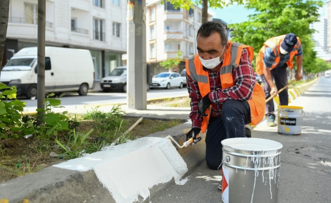 Esenyurt’ta ana arterlerde refüj boyaları yenileniyor