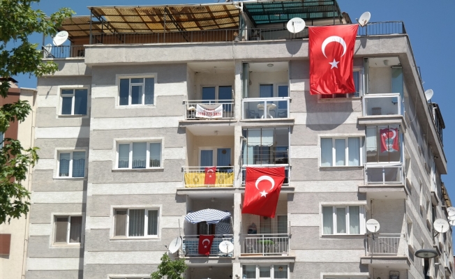 Eskişehirliler 19 Mayıs kutlamasını balkon ve pencerelere taşıdı