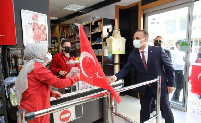 Fatsa protokolü, esnaflara Türk Bayrağı dağıttı