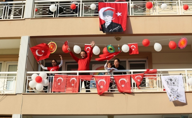 Gaziemir’in balkonlarında bayram coşkusu