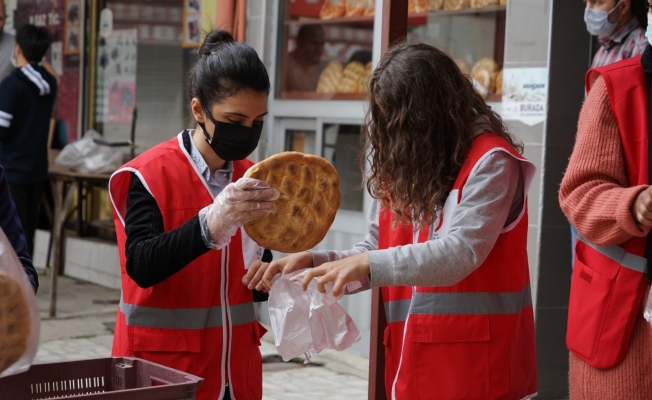 Genç Kızılay ihtiyaç sahibi ailelere Ramazan pidesi dağıttı