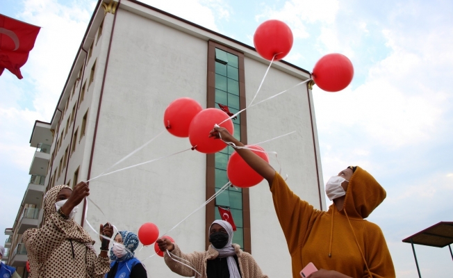 Gençler 102. yılda 102 balonu gökyüzüne bıraktı