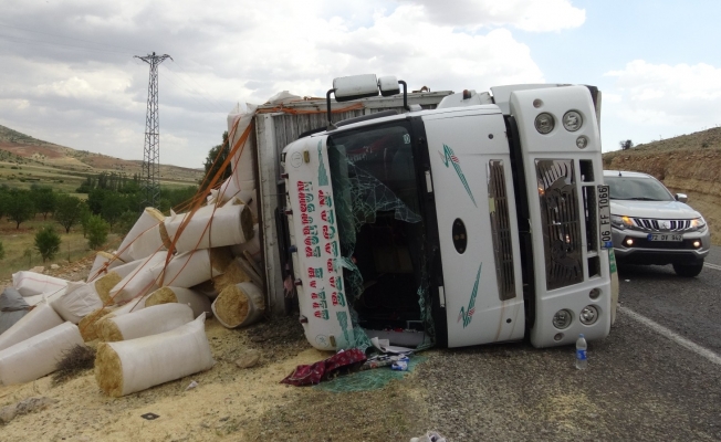 Gercüş’te saman yüklü kamyon devrildi: 3 yaralı